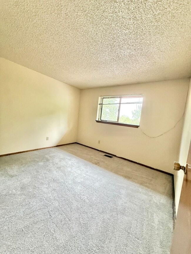 Building Photo - 499 Forest Edge Ln