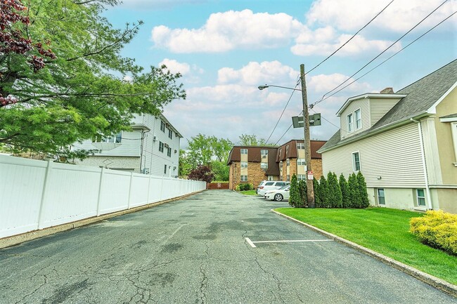 Building Photo - 1138 Farm Rd