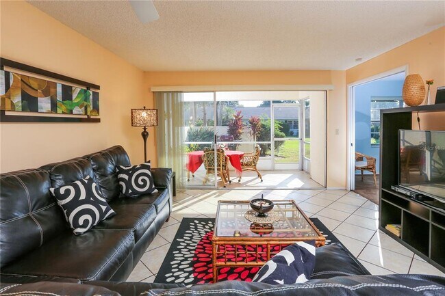 Building Photo - 7014 W Country Club Dr N