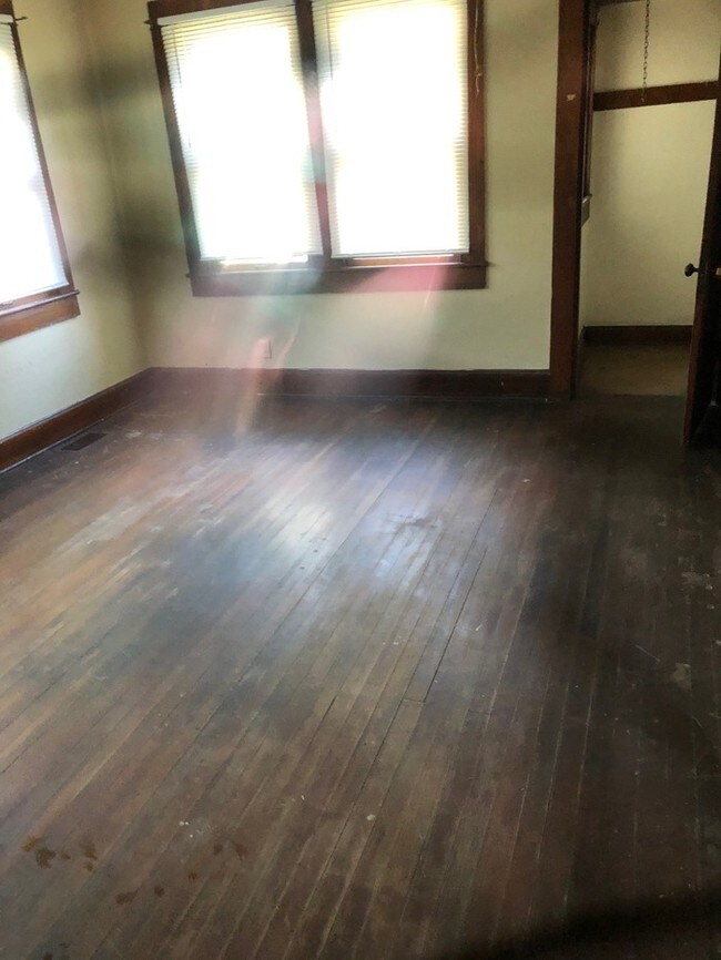Building Photo - 5 BEDROOMS!