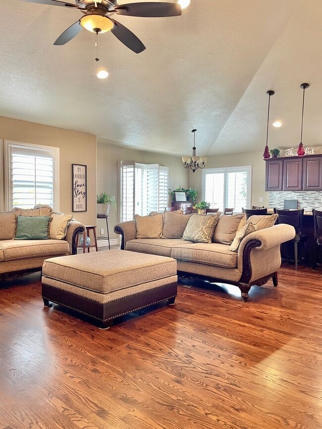 Foto del edificio - Luxury Fully Furnished 4-Bedroom Home for Rent – Clinton, Utah