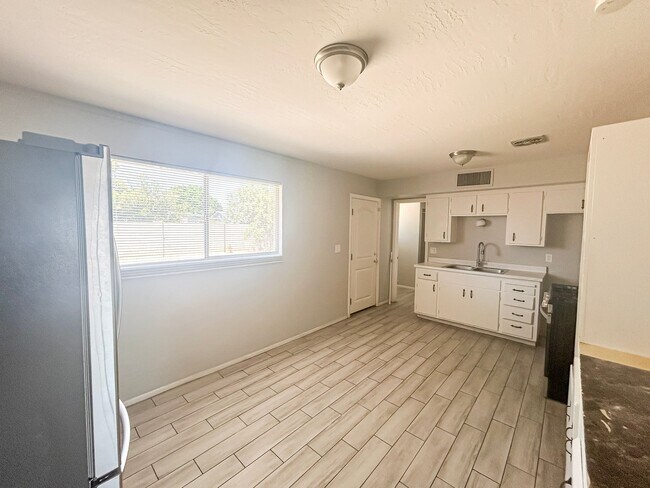 Building Photo - 1452 W 6th Dr