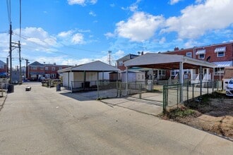 Building Photo - 2857 Plainfield Rd