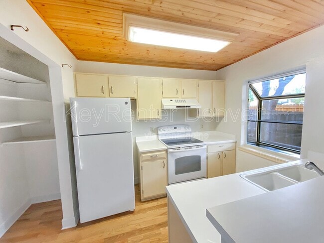 Building Photo - 10587 W Maplewood Dr