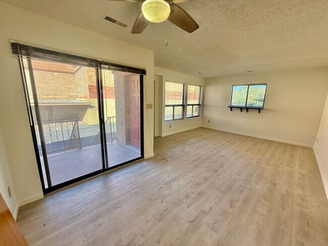 Foto del edificio - One Bedroom, TWO Bath apartment in Downtow...