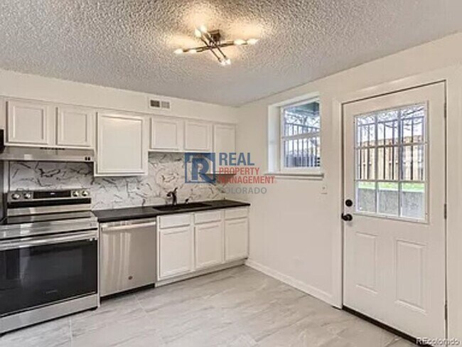 Foto del edificio - 9110 E Girard Ave