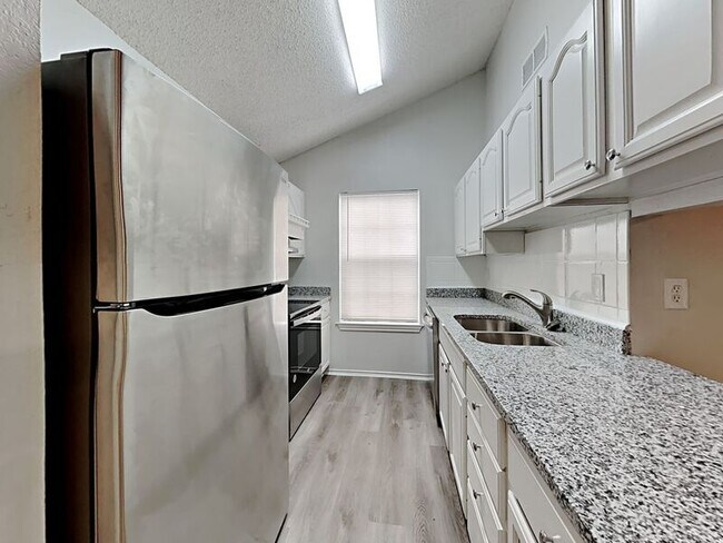 Foto del edificio - 1547 Hunterwood Dr