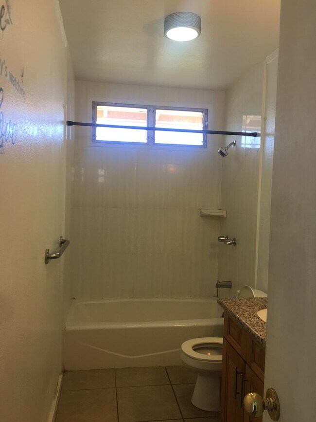 Building Photo - Duplex 3 Bedroom/1.5 Bath