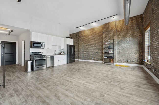 Building Photo - 1572 N Milwaukee Ave