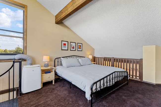 Building Photo - 2650 Valley View Dr