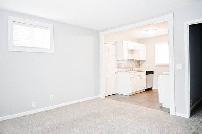 Building Photo - 95 4th Ave S