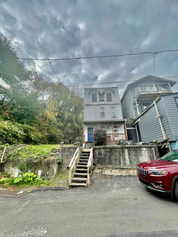 Primary Photo - 76 Holt St