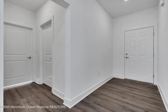 Building Photo - 923 Vanderbergh Blvd