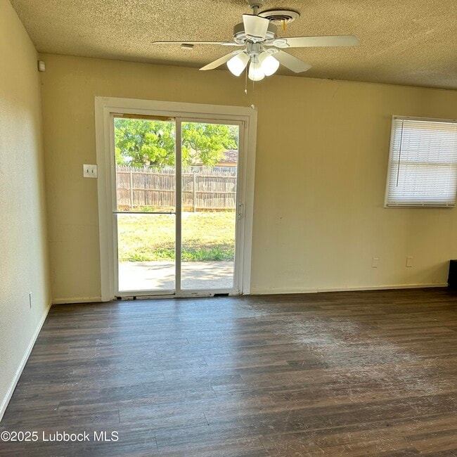 Foto del edificio - 1511 E Amherst St