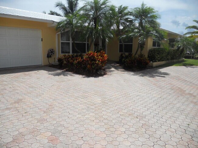 Building Photo - 917 Dolphin Dr