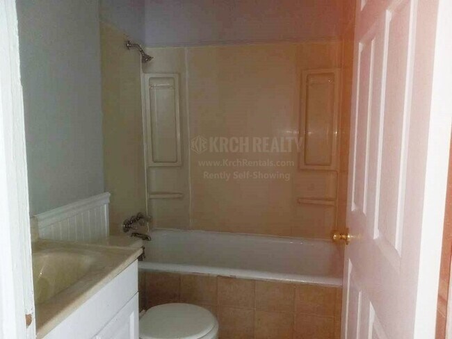 Building Photo - Cute and quiet 2 bedroom, 1 bathroom home!