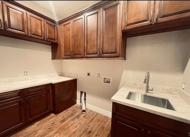 Building Photo - GORGEOUS HOME 4 BR, 4 1/2 BA, 3 CAR GARAGE & RV PARKING!