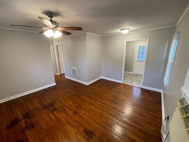 Building Photo - Sunset Ct - 202 / 204