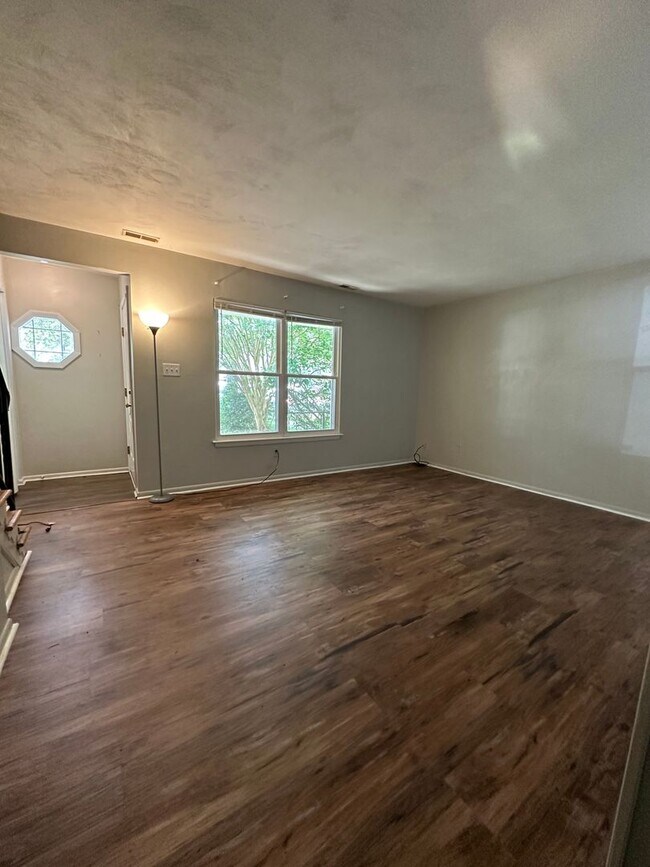 Building Photo - Lake Edward-3 bedroom 1.5 bath Townhouse