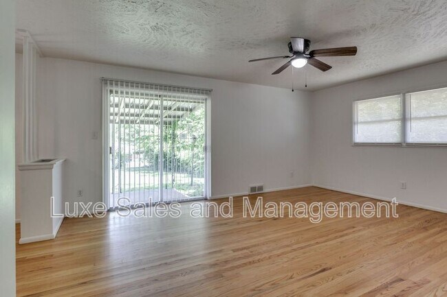 Foto del edificio - 3516 Mt Pleasant Dr