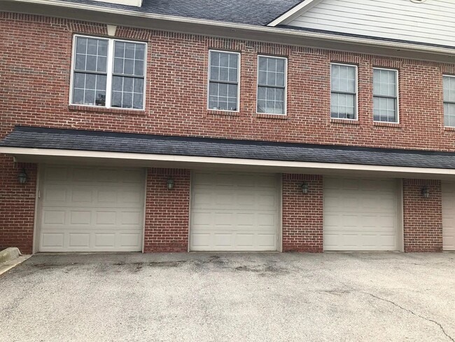 Building Photo - 5748 Hampshire Ln