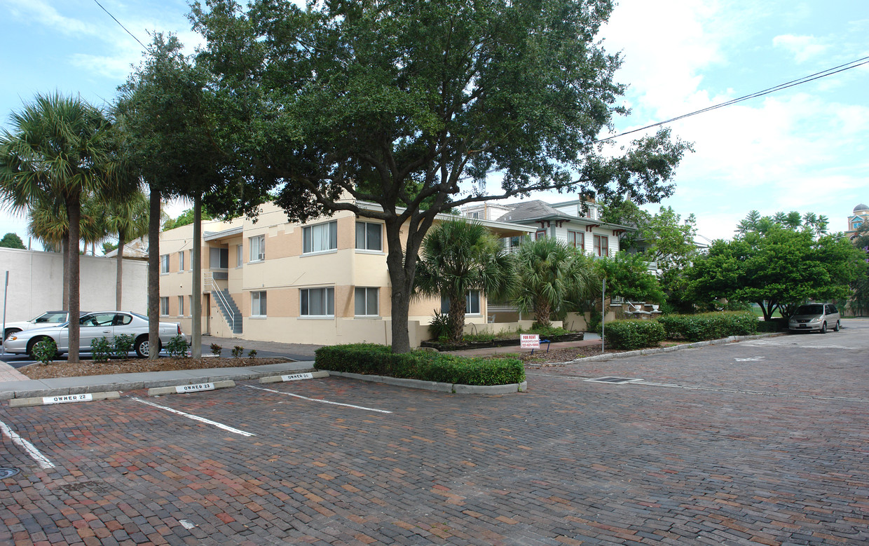 Primary Photo - Mirror Lake Apartments