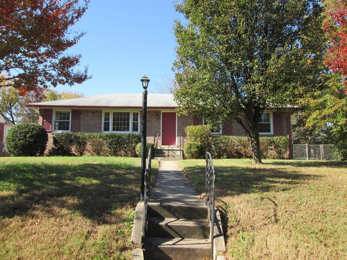 Primary Photo - 3 bedroom, 1.5 bathroom brick rancher with...