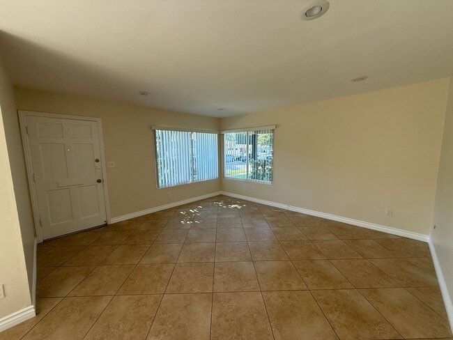 Foto del edificio - Must see !! 3 Bedroom Condo for Lease with...