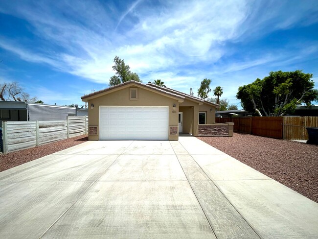 Building Photo - Stunning 3 Bedroom Home Near Colorado Rive...