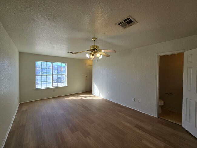 Building Photo - AVAILABLE NOW!