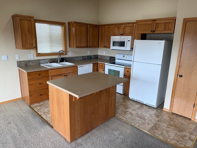 Foto del edificio - 3 Bed/2.5 Bath Townhome in NE Bend - Mountain Views!