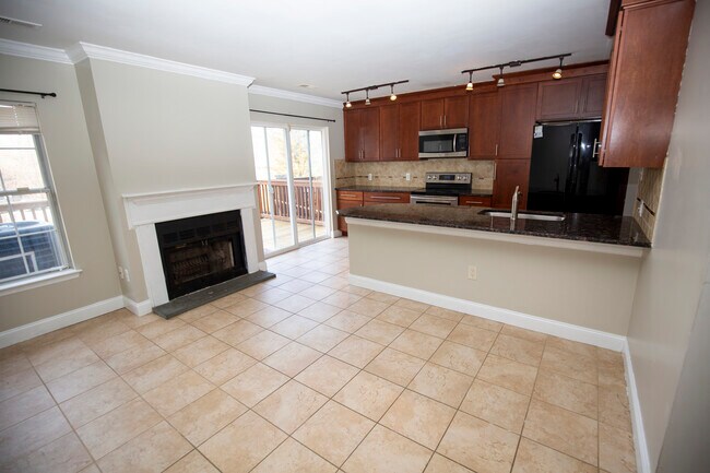 Cocina con un estilo de vida adicional o espacio para comedor - 115 Teakwood Ct