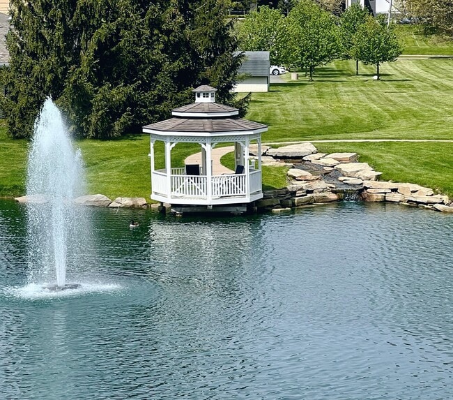 Illuminated fountains & Gazebo - Keystone Lake Apartments
