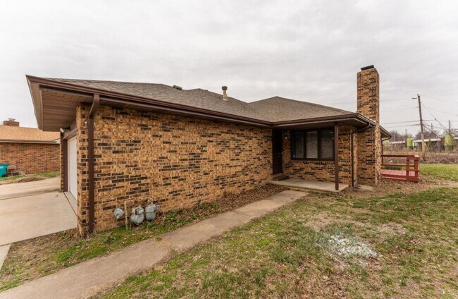 Building Photo - 607-609 E Redwood