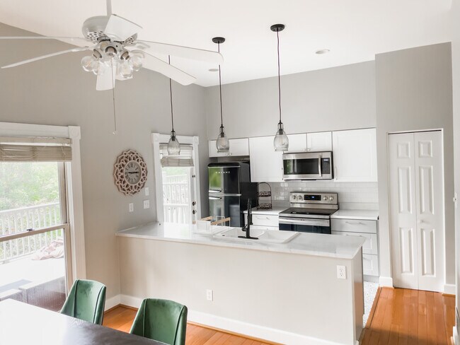 Kitchen - 533 Tusculum Ave