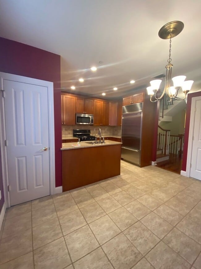 Building Photo - Spacious Townhouse Steps from Tarrytown Wa...