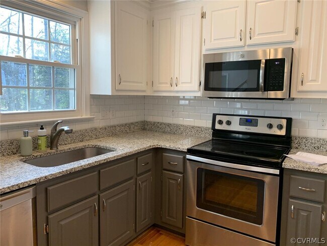 Building Photo - 9257 Kings Charter Dr