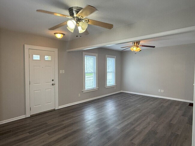 Foto del edificio - Private 4 bedroom home in West Allis