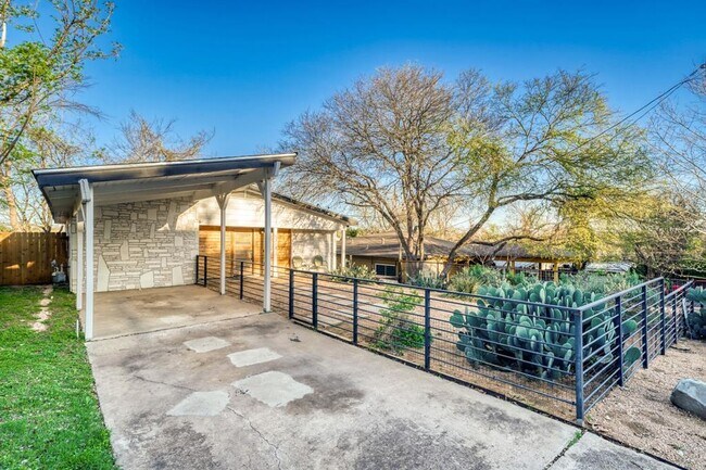 Foto del edificio - 5313 Downs Dr