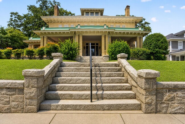 Building Photo - 817 N Elm St