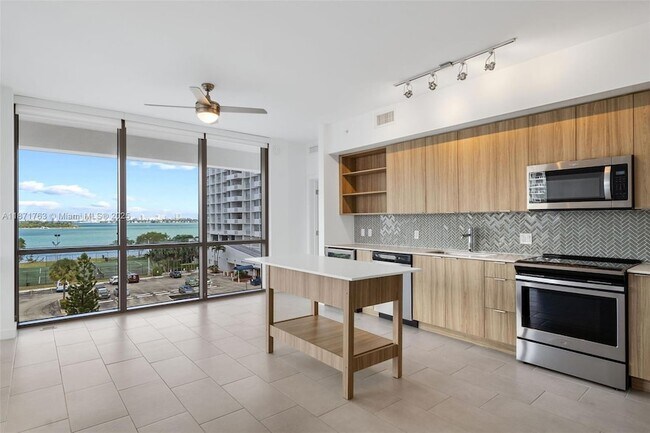 Foto del edificio - 2150 N Bayshore Dr