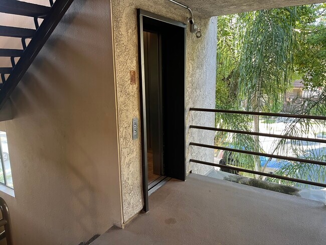 Foto del edificio - 336 W California Ave