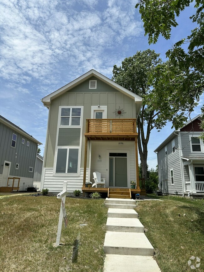 Building Photo - 2028 Columbia Ave