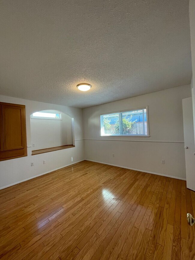 Foto del edificio - Three bedroom, one bath house in desirable...
