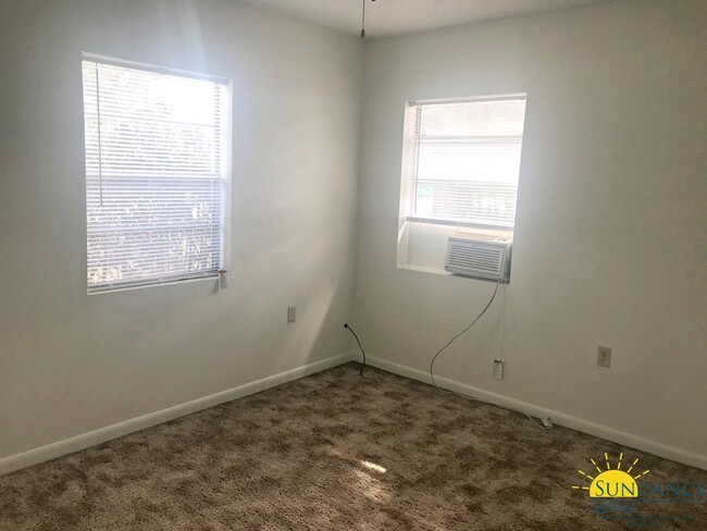 Building Photo - Freshly Painted 1 Bedroom Unit in Fort Wal...
