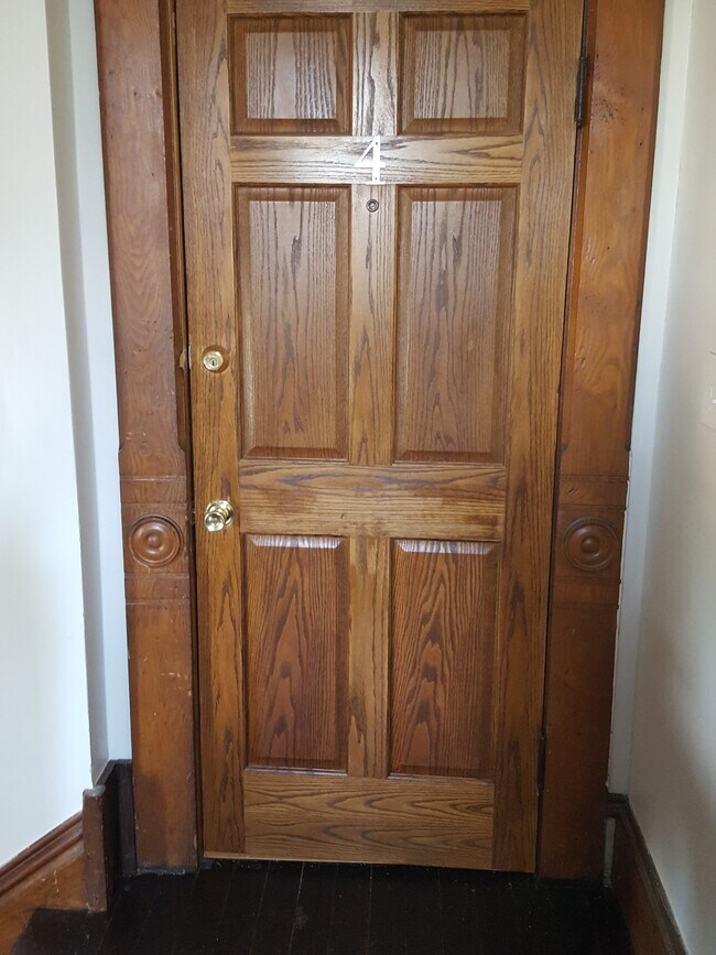 entry - 811 Pearl St