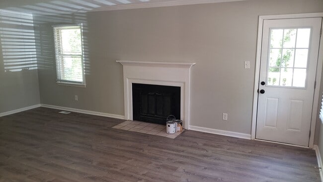 Building Photo - Updated 2br 1.5ba Condo Style home in grea...