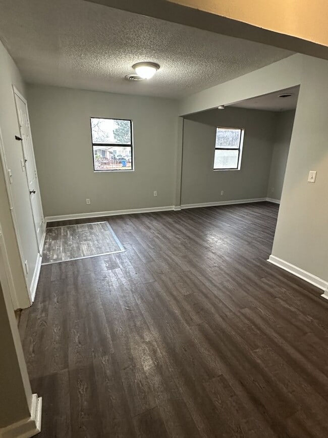 Building Photo - Newly Available! 2 Bedroom 1 Bathroom! $350 off first month!