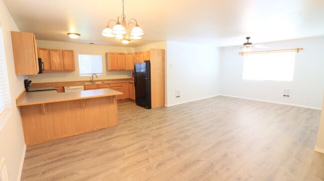 Foto del edificio - Recently updated 2/1.5 townhome next to th...