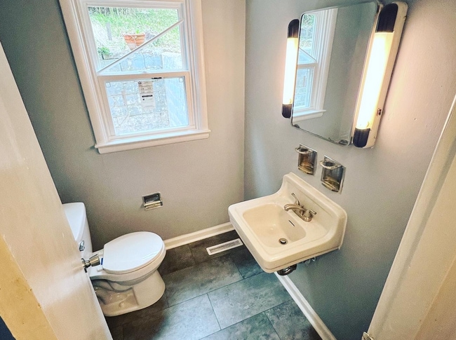 Building Photo - 326 Murrell St